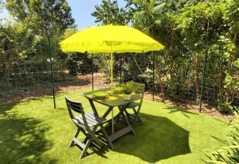 Les Elfes - avec parking, jardin priv   & gourmandises offertes ! has Balcony rooms