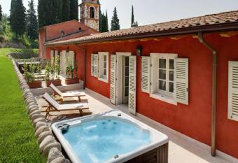 Villa Cordevigo has rooms with a private hot tub