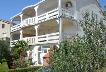 Apartmani Admiral allows 18 year olds to book a room