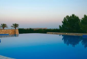 Masseria Panareo has rooms with a private hot tub