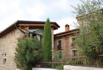 Corte Tre Vigne allows 18 year olds to book a room