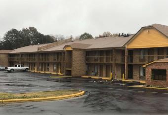 Days Inn by Wyndham King/Winston Salem Area allows 18 year olds to book a room