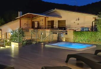 Locanda Mossa Dei Barbari allows 18 year olds to book a room