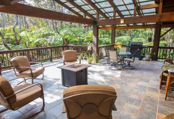 Hale Mauna Loa Upper Level with shared Hot Tub has rooms with a private hot tub