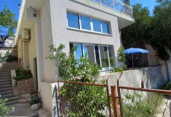 Igrane Getaway has Balcony rooms