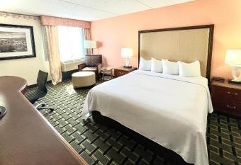 Fairbridge Hotel Cleveland East has Smoking rooms