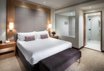 Pan Pacific Perth allows 18 year olds to book a room
