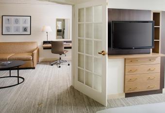 Hilton Atlanta Perimeter Suites has rooms with a private hot tub