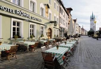Hotel & Gasthaus DAS R  HRL Straubing allows 18 year olds to book a room
