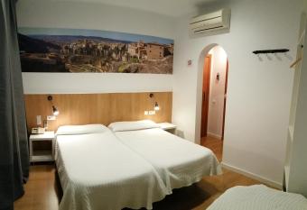 Hostal Restaurante Cornella has Balcony rooms