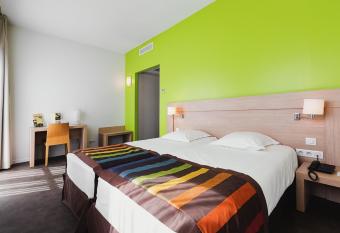 Esatitude Hotel allows 18 year olds to book a room