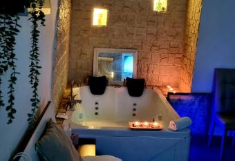 B&B Napoli Centrale Room&Jacuzzi has rooms with a private hot tub