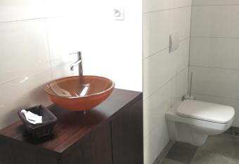 Apartm  n na Studentsk   allows 18 year olds to book a room