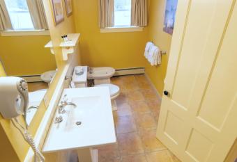 The New London Inn has rooms with a private hot tub