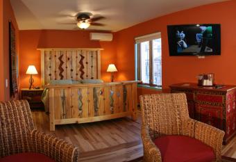 La Posada Hotel has rooms with a private hot tub