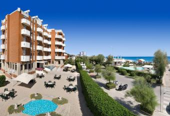 Hotel Continental Fano has Balcony rooms