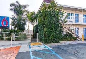 Motel 6 Gardena has Smoking rooms