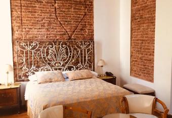 Hotel A&B Internacional has rooms with a private hot tub