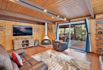 1690 - Catching Serendipity Cabin has Balcony rooms