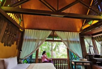 BaanBooLoo Village- SHA Plus has rooms with a private hot tub