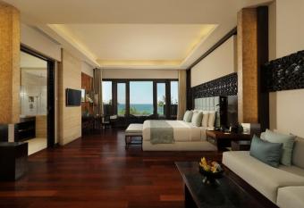 The Seminyak Beach Resort & Spa has rooms with a private hot tub