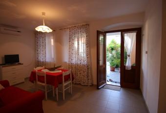 App with a lovely patio has Balcony rooms