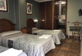 Pensi  n La Redonda allows 18 year olds to book a room