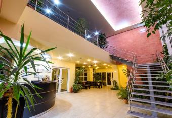 Hotel Torontal allows 18 year olds to book a room