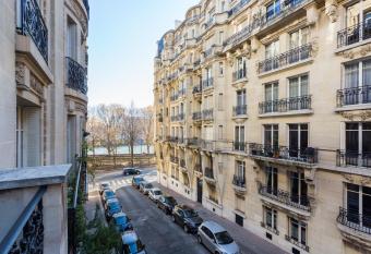 CMG - Suite Premium Tour Eiffel - 41 has rooms with a private hot tub