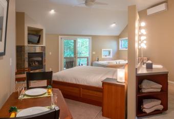 Pigeon Creek Inn o Adults Only allows 18 year olds to book a room