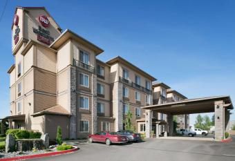 Best Western Plus Port of Camas-Washougal Convention Center has rooms with a private hot tub