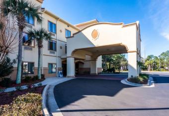 Comfort Suites allows 18 year olds to book a room