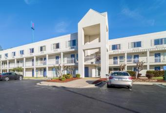 Motel 6 Augusta has Smoking rooms