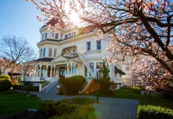 Pendray Inn and Tea House allows 18 year olds to book a room