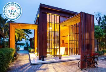 Samed Grandview Resort has Balcony rooms