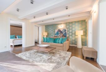 La Prima Fashion Hotel Budapest allows 18 year olds to book a room