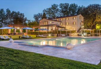 Villa Pitti Amerighi - Residenza d Epoca allows 18 year olds to book a room