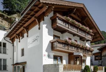 Apart Garni Enzian has Balcony rooms