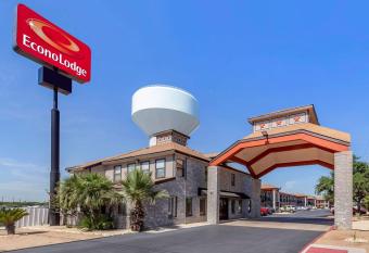 Econo Lodge Near Lackland Air Force Base-Seaworld has Smoking rooms
