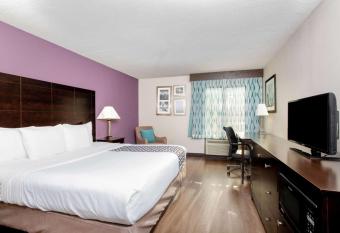 Best Western Plus Greenwood/Indy South Inn has rooms with a private hot tub