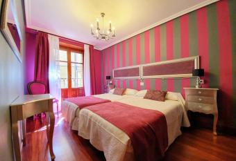 La Casa de Lorenzo allows 18 year olds to book a room