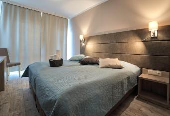 Sir  ly Panzi   T  part has Balcony rooms