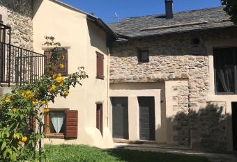 Gites Ardoise et Girolle Formigu  res has Balcony rooms