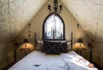 Silverleaf Cottage allows 18 year olds to book a room