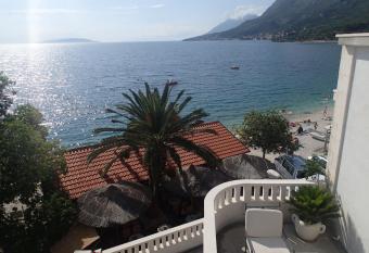 Villa Bosac allows 18 year olds to book a room