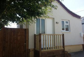 Sandy Cottage has Balcony rooms