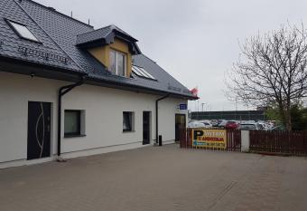 Noclegi i Parking u Andrzeja allows 18 year olds to book a room