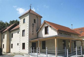 La Tour Des Lys allows 18 year olds to book a room