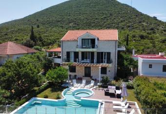Villa Siga has Balcony rooms