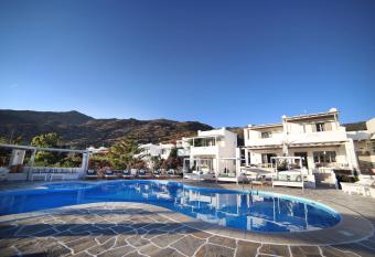 Island House Hotel allows 18 year olds to book a room